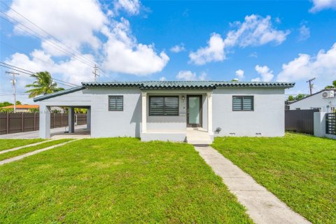 House in Hialeah, Florida 3 bedrooms, 89.19 sq.m. № 1954445 - photo 1