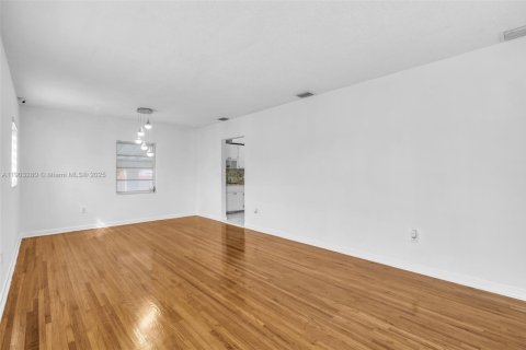 House in Hialeah, Florida 3 bedrooms, 89.19 sq.m. № 1954445 - photo 4