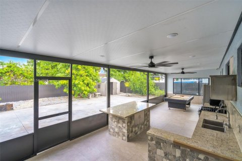 House in Hialeah, Florida 3 bedrooms, 89.19 sq.m. № 1954445 - photo 24