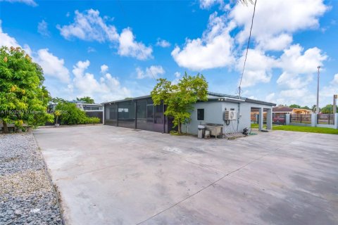 House in Hialeah, Florida 3 bedrooms, 89.19 sq.m. № 1954445 - photo 30