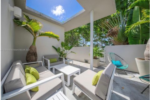 Townhouse in Miami Beach, Florida 2 bedrooms, 124.3 sq.m. № 1854765 - photo 1