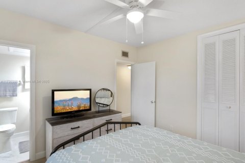 Condominio en venta en Lauderdale-by-the-Sea, Florida, 2 dormitorios, 79.9 m2 № 1480225 - foto 24