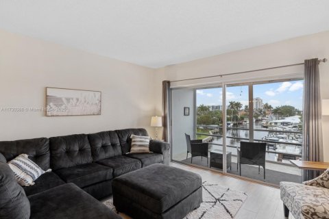 Condominio en venta en Lauderdale-by-the-Sea, Florida, 2 dormitorios, 79.9 m2 № 1480225 - foto 2