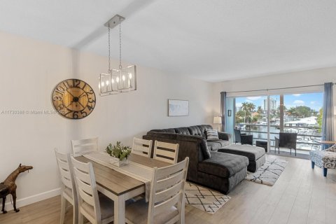 Condominio en venta en Lauderdale-by-the-Sea, Florida, 2 dormitorios, 79.9 m2 № 1480225 - foto 1