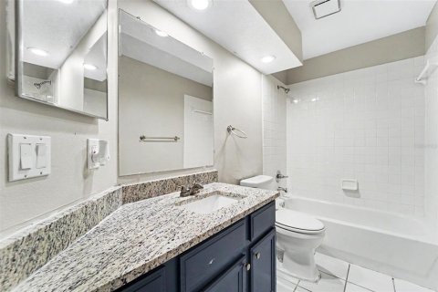 House in Tampa, Florida 3 bedrooms, 136.57 sq.m. № 2111395 - photo 13