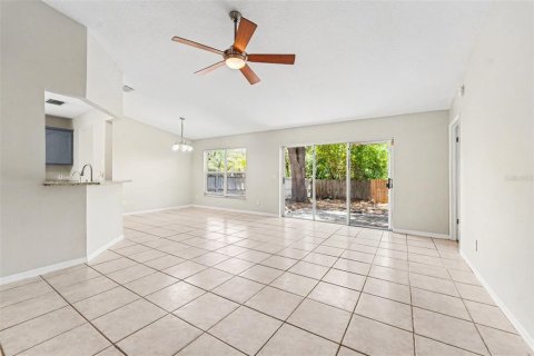 House in Tampa, Florida 3 bedrooms, 136.57 sq.m. № 2111395 - photo 5