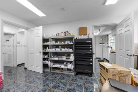 Купить коммерческую недвижимость в Окленд-Парк, Флорида № 2061266 - фото 12