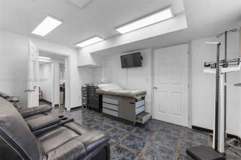 Купить коммерческую недвижимость в Окленд-Парк, Флорида № 2061266 - фото 13