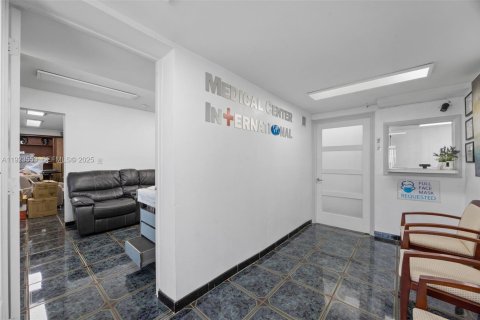 Купить коммерческую недвижимость в Окленд-Парк, Флорида № 2061266 - фото 5