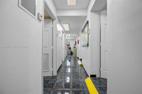 Купить коммерческую недвижимость в Окленд-Парк, Флорида № 2061266 - фото 10