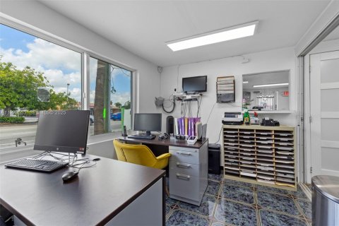 Купить коммерческую недвижимость в Окленд-Парк, Флорида № 2061266 - фото 20