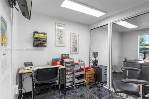 Купить коммерческую недвижимость в Окленд-Парк, Флорида № 2061266 - фото 8
