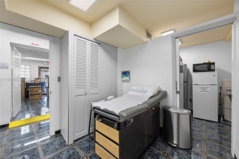 Купить коммерческую недвижимость в Окленд-Парк, Флорида № 2061266 - фото 18