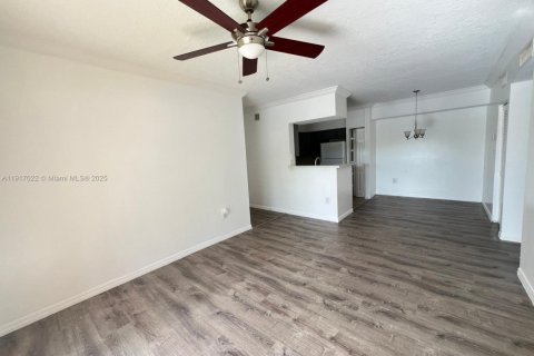 Condo in Pembroke Pines, Florida, 1 bedroom  № 1973823 - photo 4