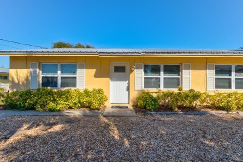 House in New Smyrna Beach, Florida 4 bedrooms, 167.22 sq.m. № 2103403 - photo 3