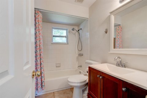 House in New Smyrna Beach, Florida 4 bedrooms, 167.22 sq.m. № 2103403 - photo 8