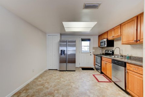 House in New Smyrna Beach, Florida 4 bedrooms, 167.22 sq.m. № 2103403 - photo 13
