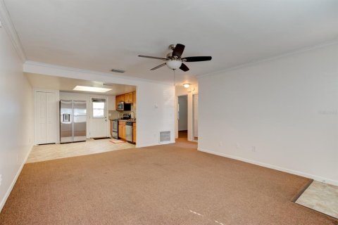 House in New Smyrna Beach, Florida 4 bedrooms, 167.22 sq.m. № 2103403 - photo 15