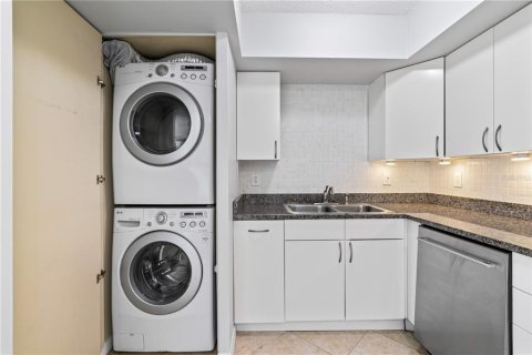 Condo in Tampa, Florida, 1 bedroom № 2394390 - photo 12