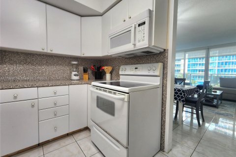 Copropriété à louer à Hollywood, Floride: 2 chambres, 104.05 m2 № 1937019 - photo 10