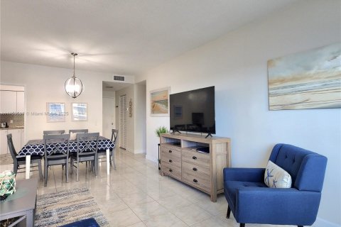 Copropriété à louer à Hollywood, Floride: 2 chambres, 104.05 m2 № 1937019 - photo 6