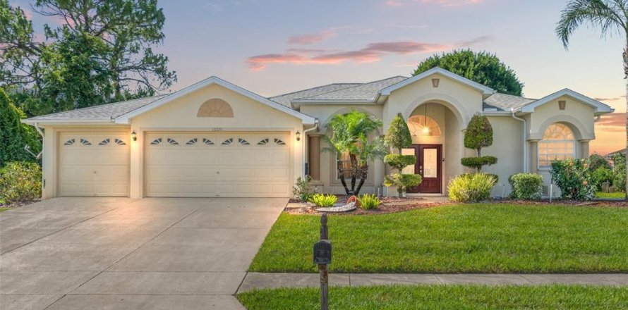 House in Spring Hill, Florida 4 bedrooms, 284.84 sq.m. № 1721442