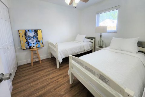 House in Miami, Florida 4 bedrooms, 121.98 sq.m. № 1946989 - photo 16
