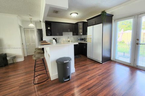 House in Miami, Florida 4 bedrooms, 121.98 sq.m. № 1946989 - photo 4