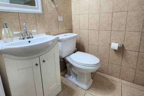 House in Miami, Florida 4 bedrooms, 121.98 sq.m. № 1946989 - photo 23