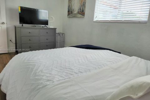 House in Miami, Florida 4 bedrooms, 121.98 sq.m. № 1946989 - photo 24