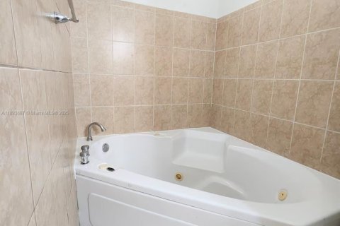House in Miami, Florida 4 bedrooms, 121.98 sq.m. № 1946989 - photo 25