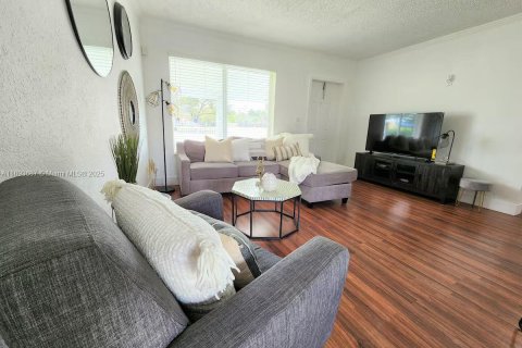 House in Miami, Florida 4 bedrooms, 121.98 sq.m. № 1946989 - photo 3