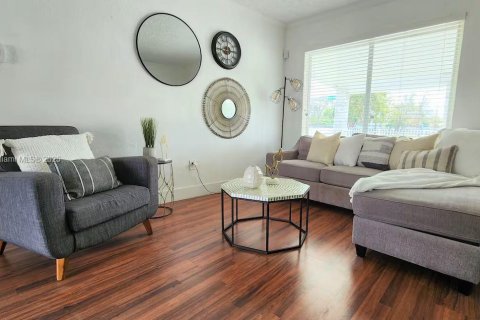 House in Miami, Florida 4 bedrooms, 121.98 sq.m. № 1946989 - photo 2