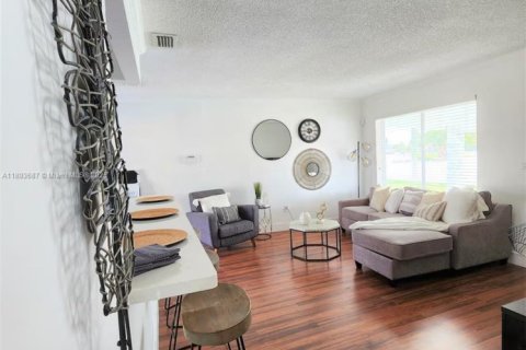 House in Miami, Florida 4 bedrooms, 121.98 sq.m. № 1946989 - photo 9