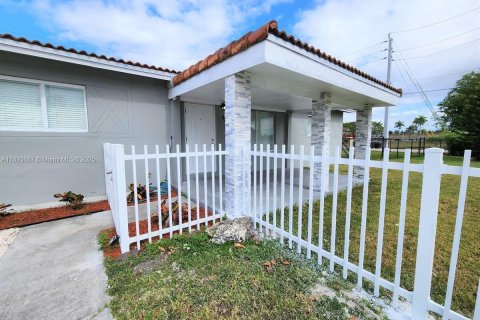 House in Miami, Florida 4 bedrooms, 121.98 sq.m. № 1946989 - photo 1
