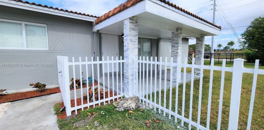 House in Miami, Florida 4 bedrooms, 121.98 sq.m. № 1946989