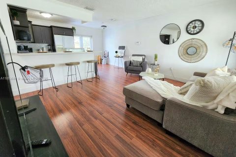House in Miami, Florida 4 bedrooms, 121.98 sq.m. № 1946989 - photo 5