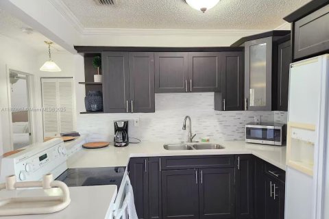 House in Miami, Florida 4 bedrooms, 121.98 sq.m. № 1946989 - photo 7