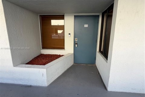 Condo in Miami, Florida, 2 bedrooms  № 2003069 - photo 27