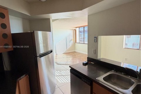 Condo in Miami, Florida, 2 bedrooms  № 2003069 - photo 3