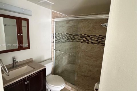 Condo in Miami, Florida, 2 bedrooms  № 2003069 - photo 7