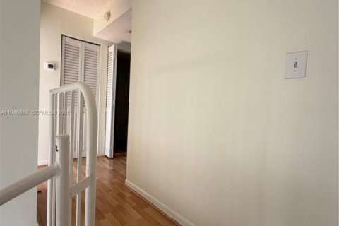 Condo in Miami, Florida, 2 bedrooms  № 2003069 - photo 11