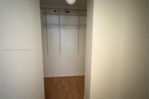 Condo in Miami, Florida, 2 bedrooms  № 2003069 - photo 19