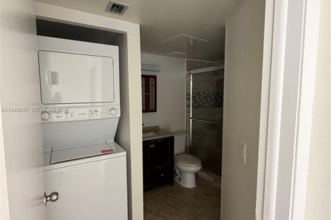 Condo in Miami, Florida, 2 bedrooms  № 2003069 - photo 6