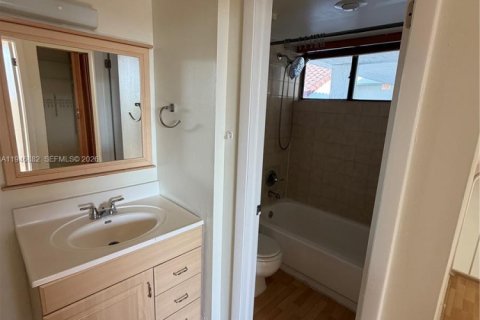 Condo in Miami, Florida, 2 bedrooms  № 2003069 - photo 21