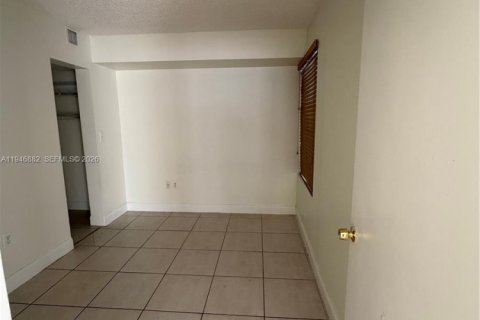 Condo in Miami, Florida, 2 bedrooms  № 2003069 - photo 8