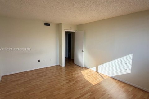 Condo in Miami, Florida, 2 bedrooms  № 2003069 - photo 15