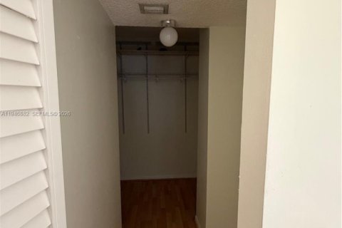 Condo in Miami, Florida, 2 bedrooms  № 2003069 - photo 18