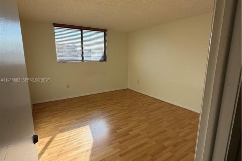 Condo in Miami, Florida, 2 bedrooms  № 2003069 - photo 14