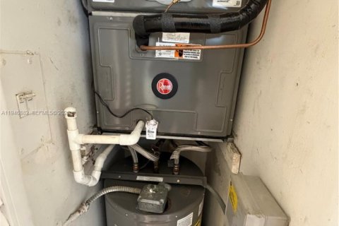 Condo in Miami, Florida, 2 bedrooms  № 2003069 - photo 17